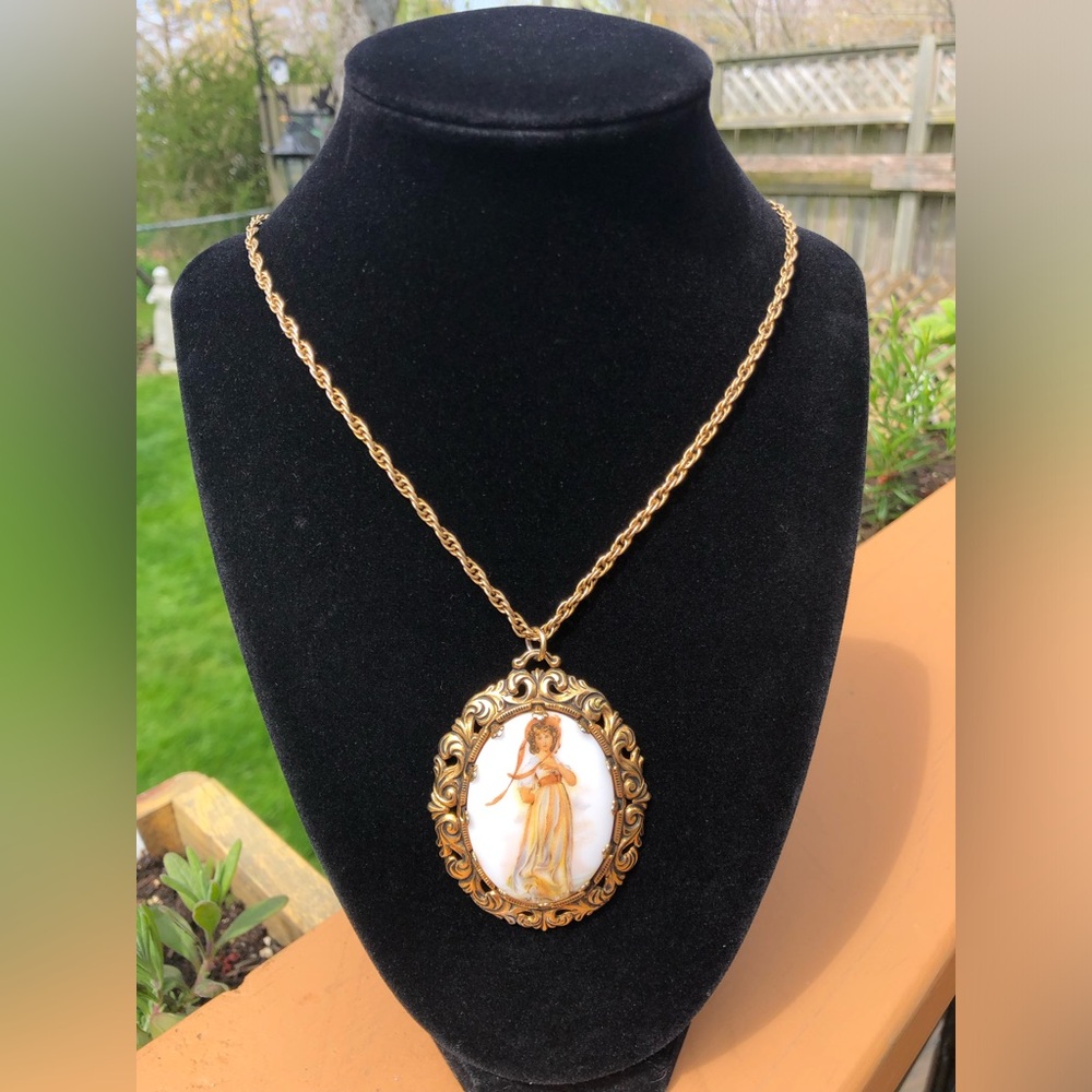 Vintage Italian cameo necklace pendant
